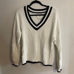 Abercrombie & Fitch black and white V neck sweater size L